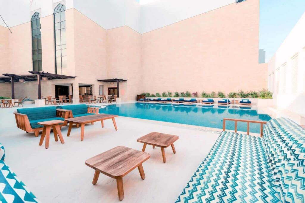 Al-Najada-Doha-Hotel-by-Tivoli_Pool-Area-1024x684 Al Najada Hotel by Tivoli é o novo ponto de partida para descobrir o Qatar