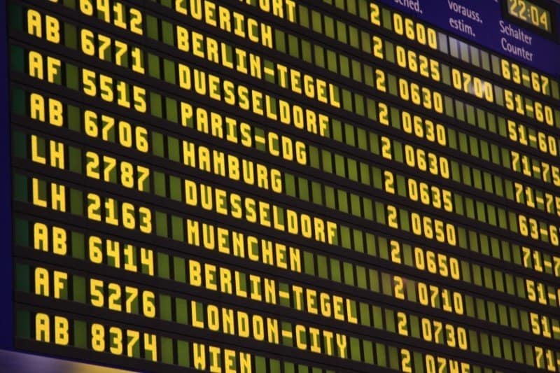 airport-flights-scoreboard-flight-travel-ad-1 Vai viajar de avião? Seis conselhos para melhorar a sua experiência