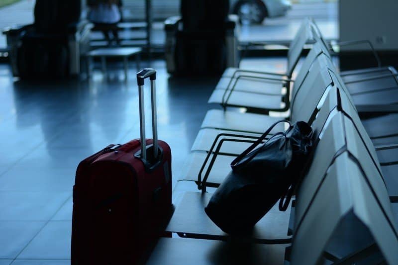 airport-travel-traveler-business-suitcase Vai viajar de avião? Seis conselhos para melhorar a sua experiência