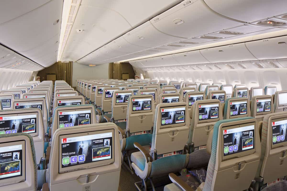 avião-emirates-boeing-777 easyJet lança coleção de verão solidária para apoiar a Ucrânia