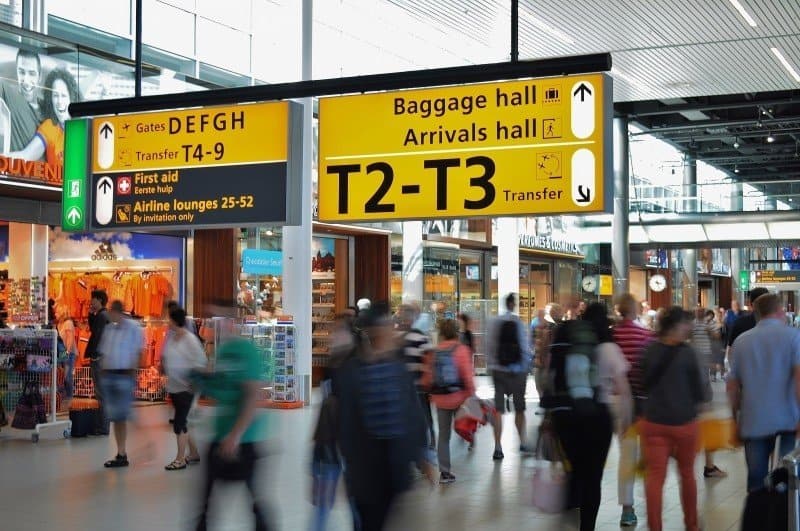 people-sign-traveling-blur Vai viajar de avião? Seis conselhos para melhorar a sua experiência