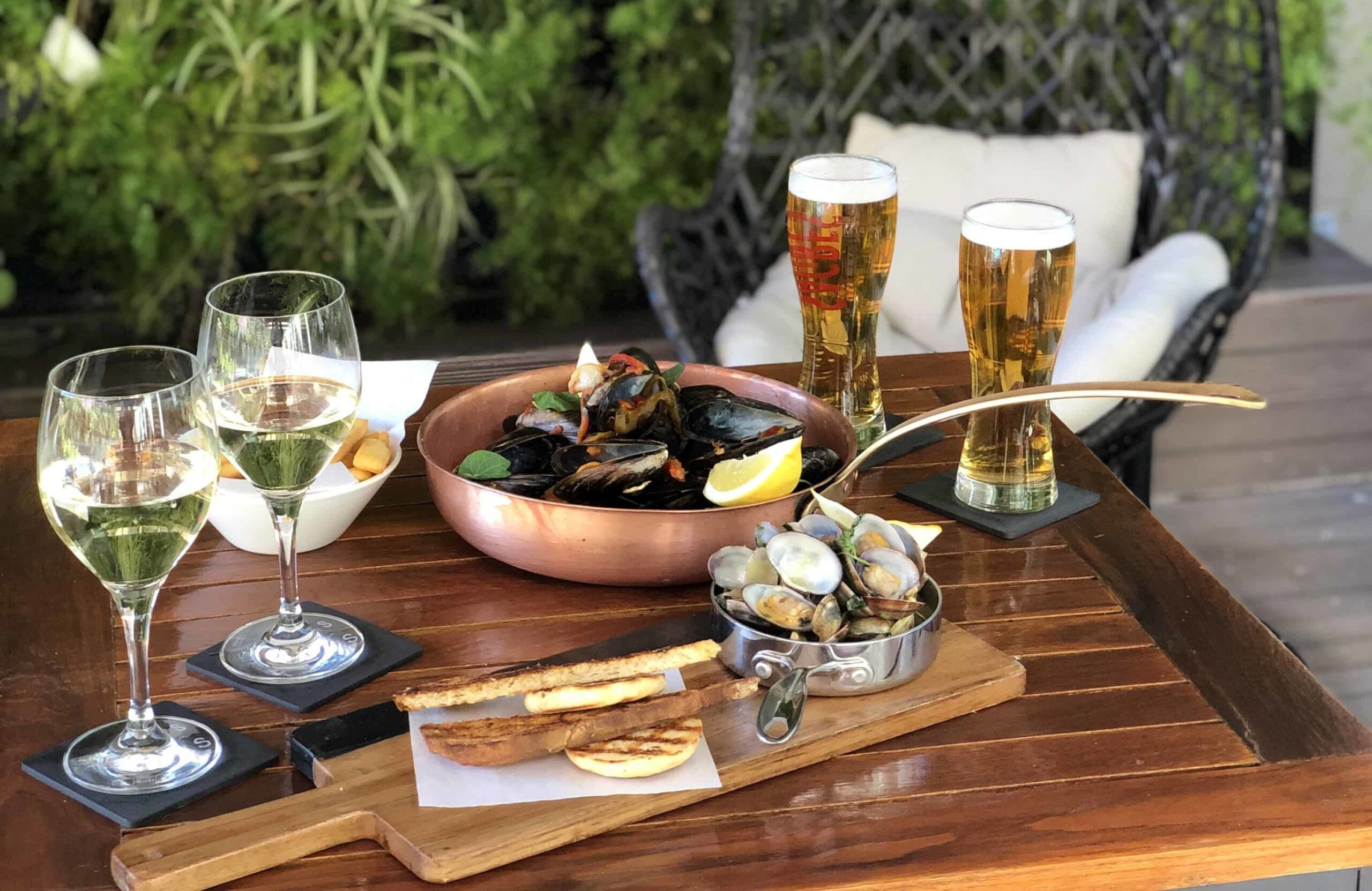Está na hora de trocar a praia pelos fins de tarde num bar: O bar do Lisbon Marriott Hotel tem várias ofertas mussels picture