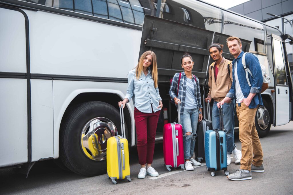 multicultural-friends-with-travels-bags-posing-nea-WF27E3B-1024x683 10 tendências de viagem para 2021