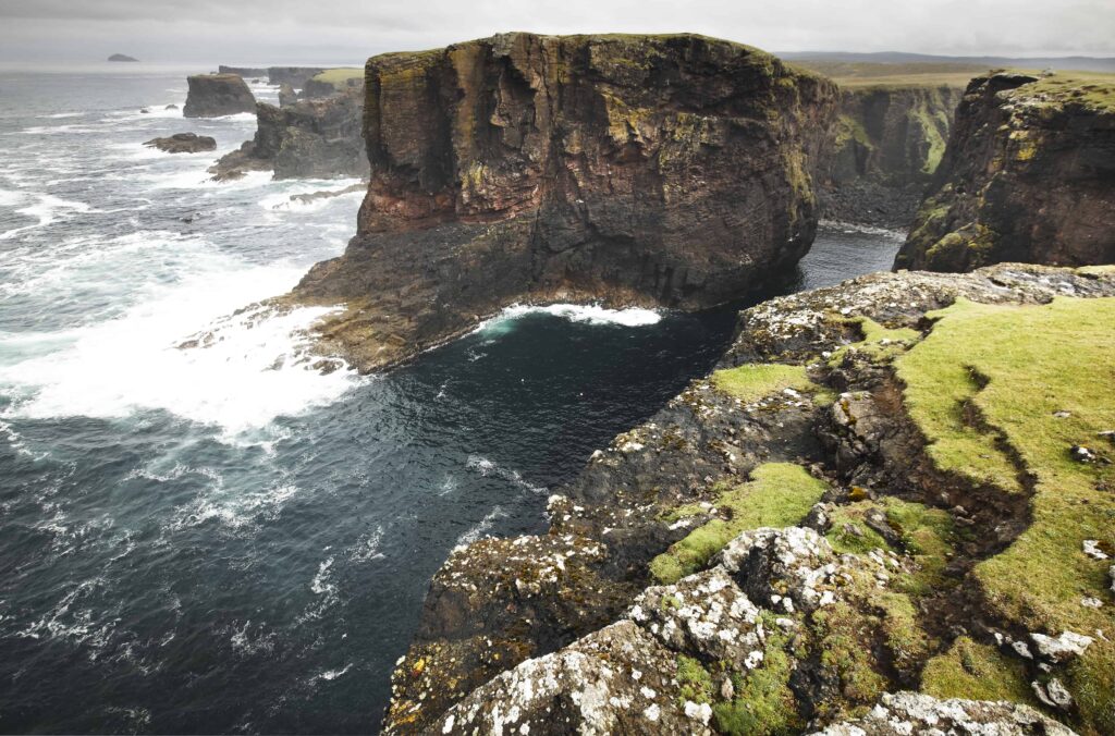 scottish-coastline-landscape-in-shetland-islands-s-PADB67T-1024x676 As escolhas de viagens das revistas internacionais para 2021