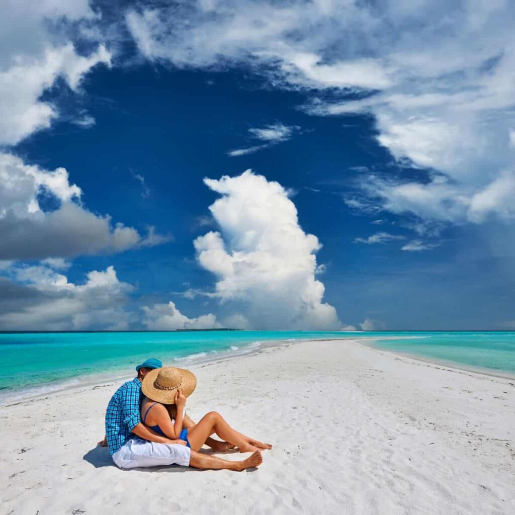 couple-in-blue-on-a-beach-at-maldives-2PLUMH9-1-1024x1024 5 motivos para escolher as Maldivas como destino de férias