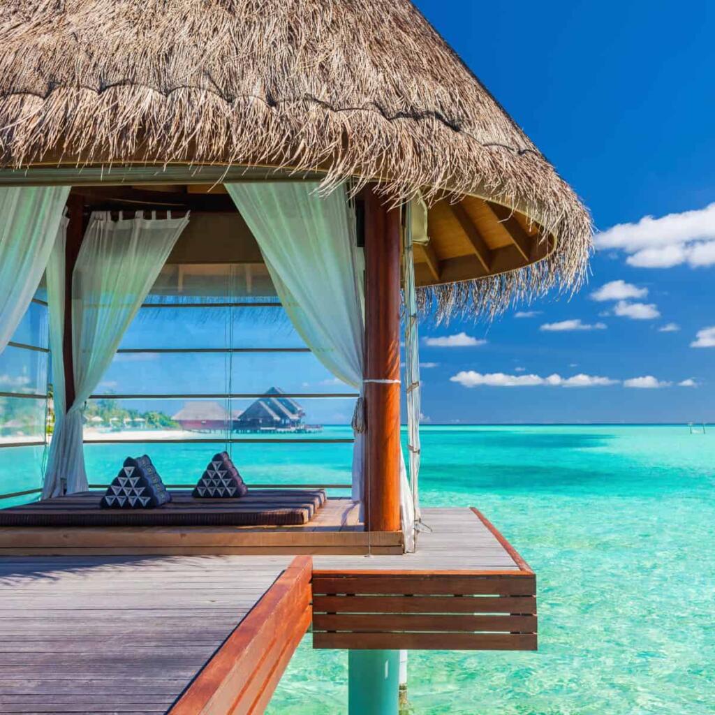 overwater-spa-in-the-tropical-blue-lagoon-of-maldi-PXCGY5E-1-1024x1024 5 motivos para escolher as Maldivas como destino de férias