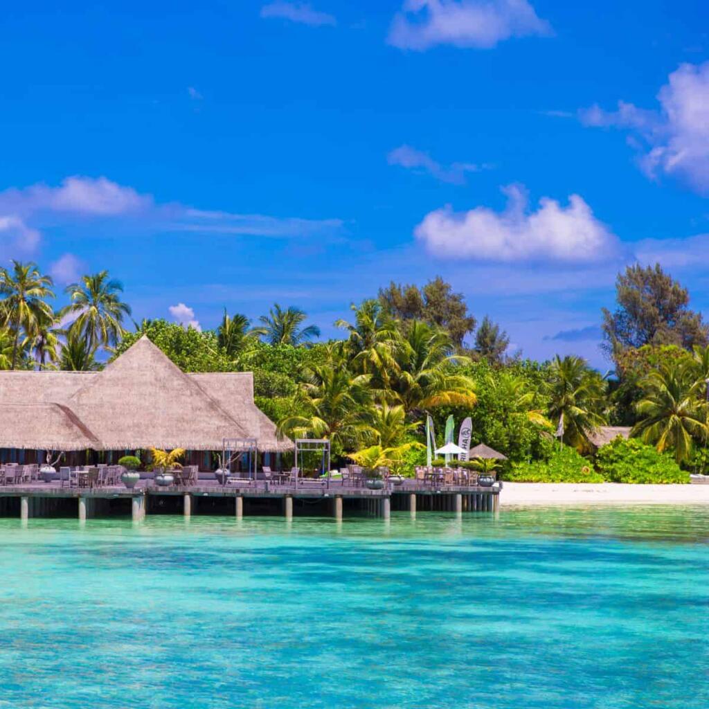 summer-empty-outdoor-cafe-on-shore-at-exotic-islan-8TD593K-1-1024x1024 5 motivos para escolher as Maldivas como destino de férias