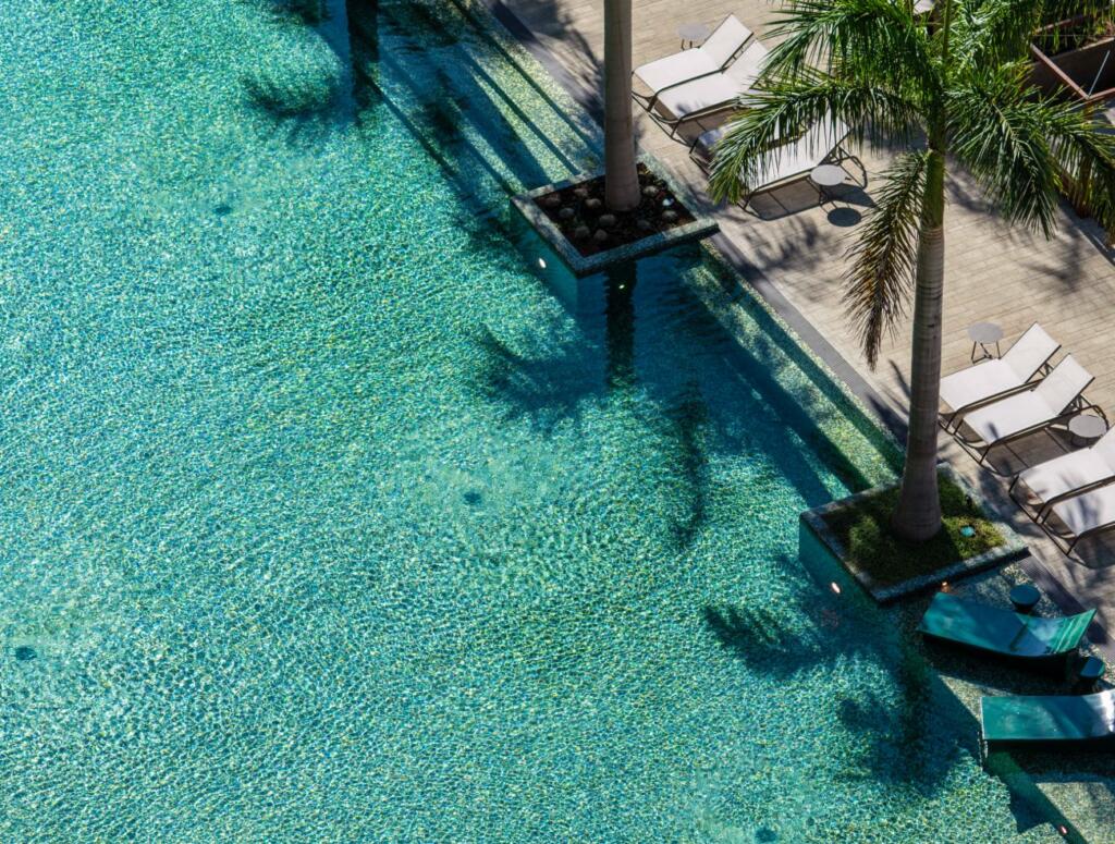 6-Swimming-Pool-14-1-1-1024x775 Savoy Palace propõe jantar romântico num quarto com vista para o mar