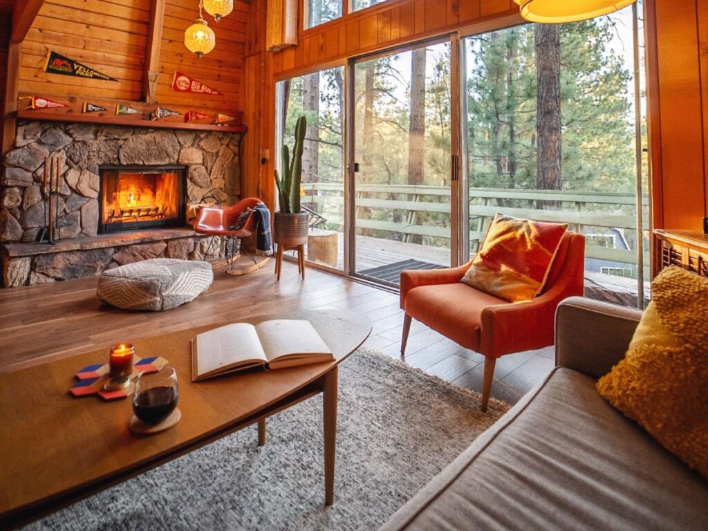 Alojamiento-en-Airbnb_-Big-Bear-California-Estados-Unidos-3-1-1024x768 As 10 cabanas para uma estadia única com a Airbnb