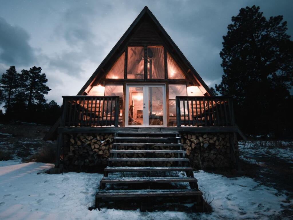 Alojamiento-en-Airbnb_-Flagstaff-Arizona-Estados-Unidos_-Credito-Instagram-aframeflagstaff-1-1024x768 As 10 cabanas para uma estadia única com a Airbnb
