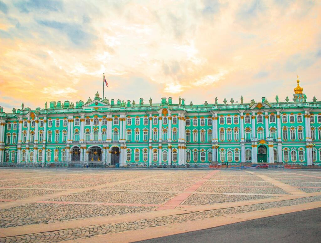 hermitage-on-palace-square-st-petersburg-russia-PHU7VJV-1-1024x775 Do Dubai a Marrocos. 7 destinos para viajar este verão com a Jade Travel