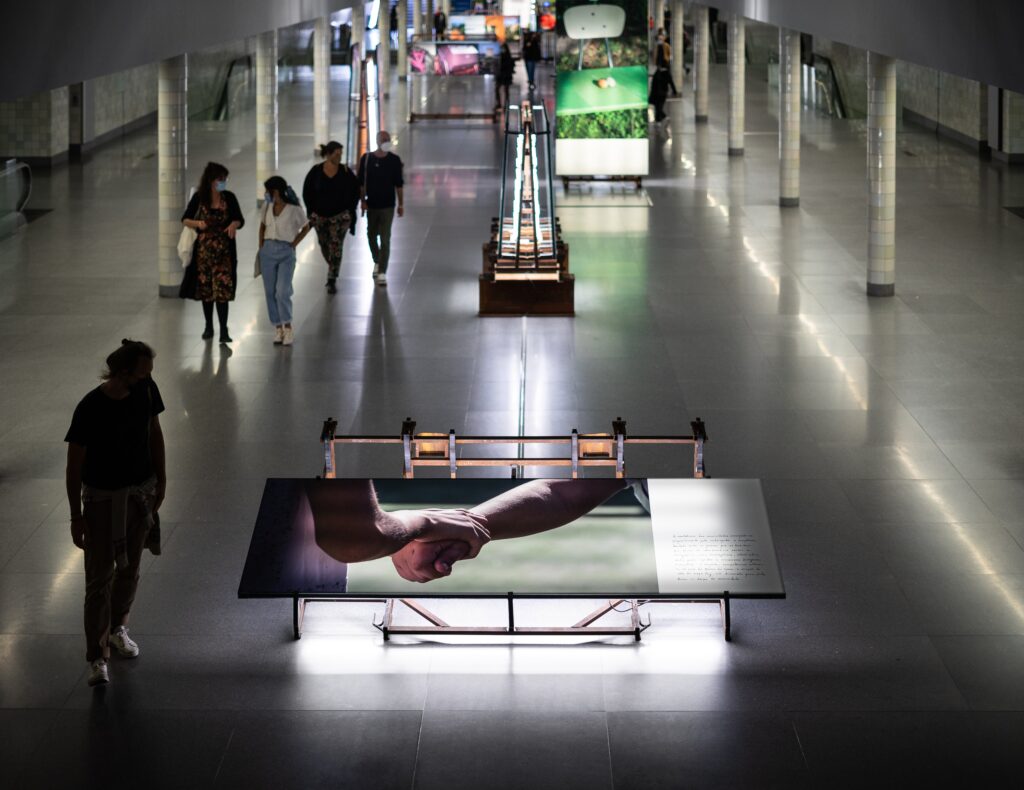 CI.CLO-Bienal-2021_Estacao-Metro-S.-Bento_Cidades-na-Cidade-1024x790 Há 19 exposições para ver na Bienal’21 Fotografia do Porto até 27 de junho