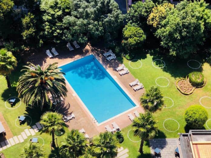 Piscina e jardim do Lisbon Marriott Hotel