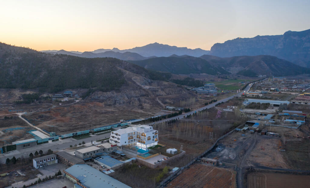 Sky Yards Hotel, localizado numa área industrial na província de Henan