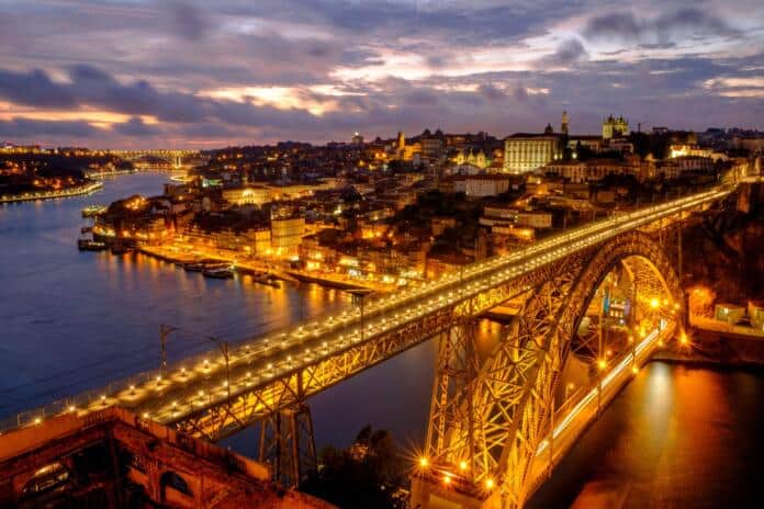 douro-river-d-luis-bridge-and-porto-cityscape-FR65SH6