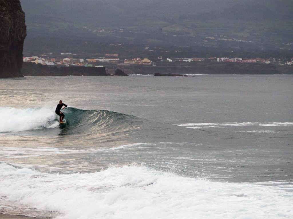 02.-Acores-surfer-ajay_suresh-1024x768 Os 10 locais mais famosos para praticar surf em Portugal