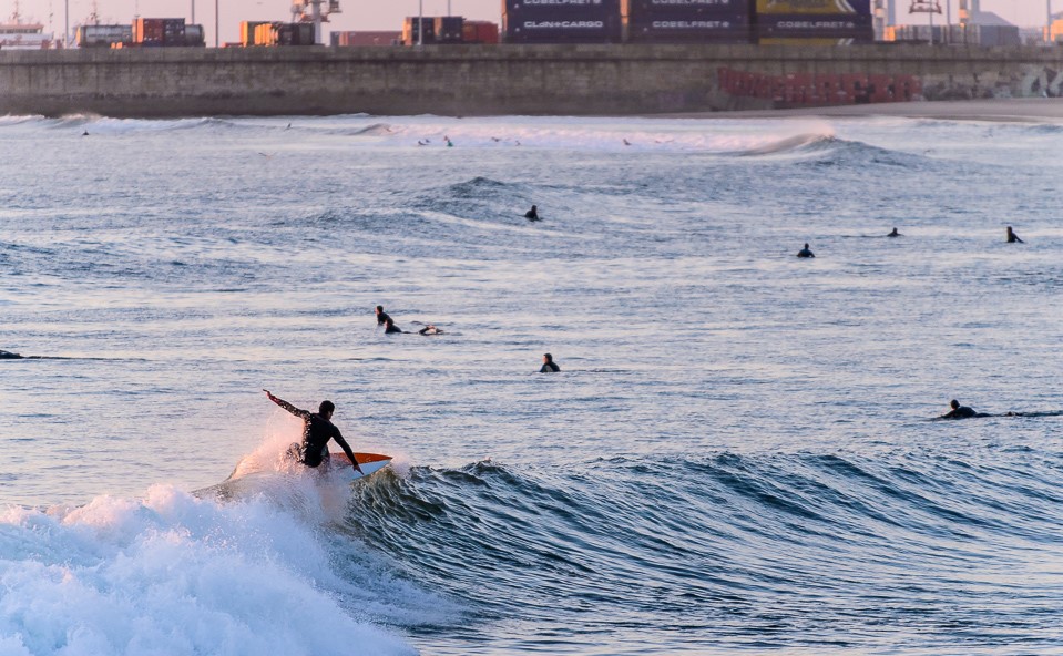 02.-Matosinhos-surfer-by-Jorge-Bras Os 10 locais mais famosos para praticar surf em Portugal