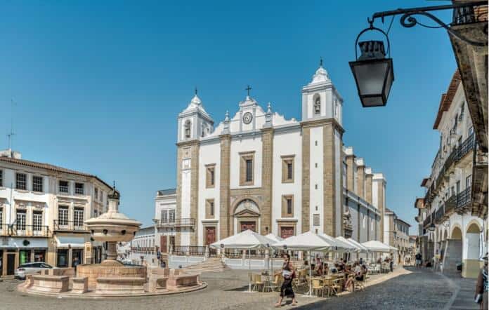 Évora