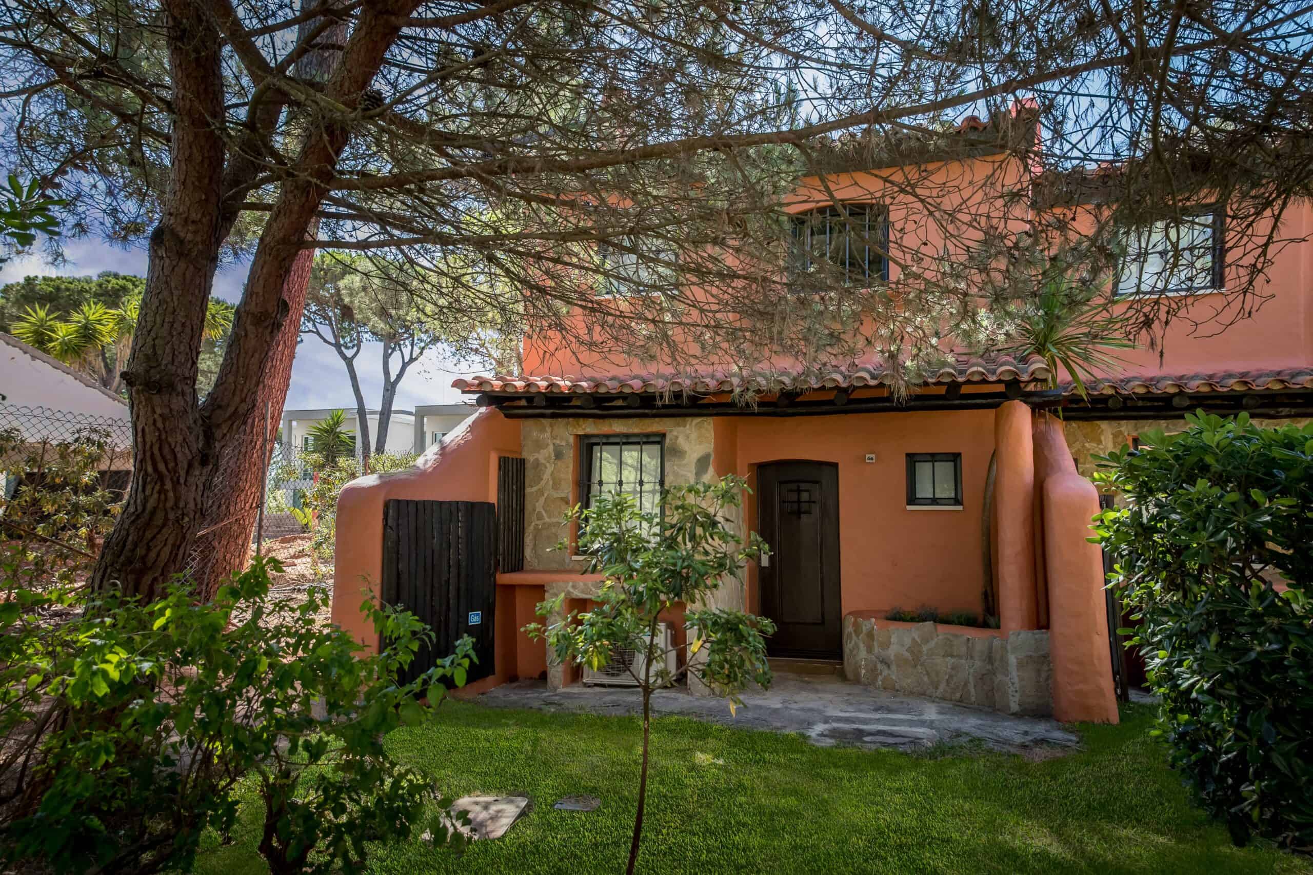Estas villas em Cascais foram renovadas e os materiais transformados em peças de arte
