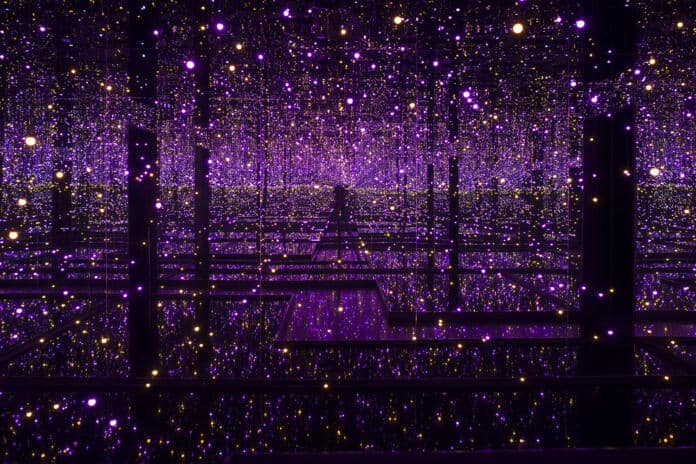 Infinity-Mirrored-Room-Filled-with-the-Brilliance-of-Life-2011_ForWeb