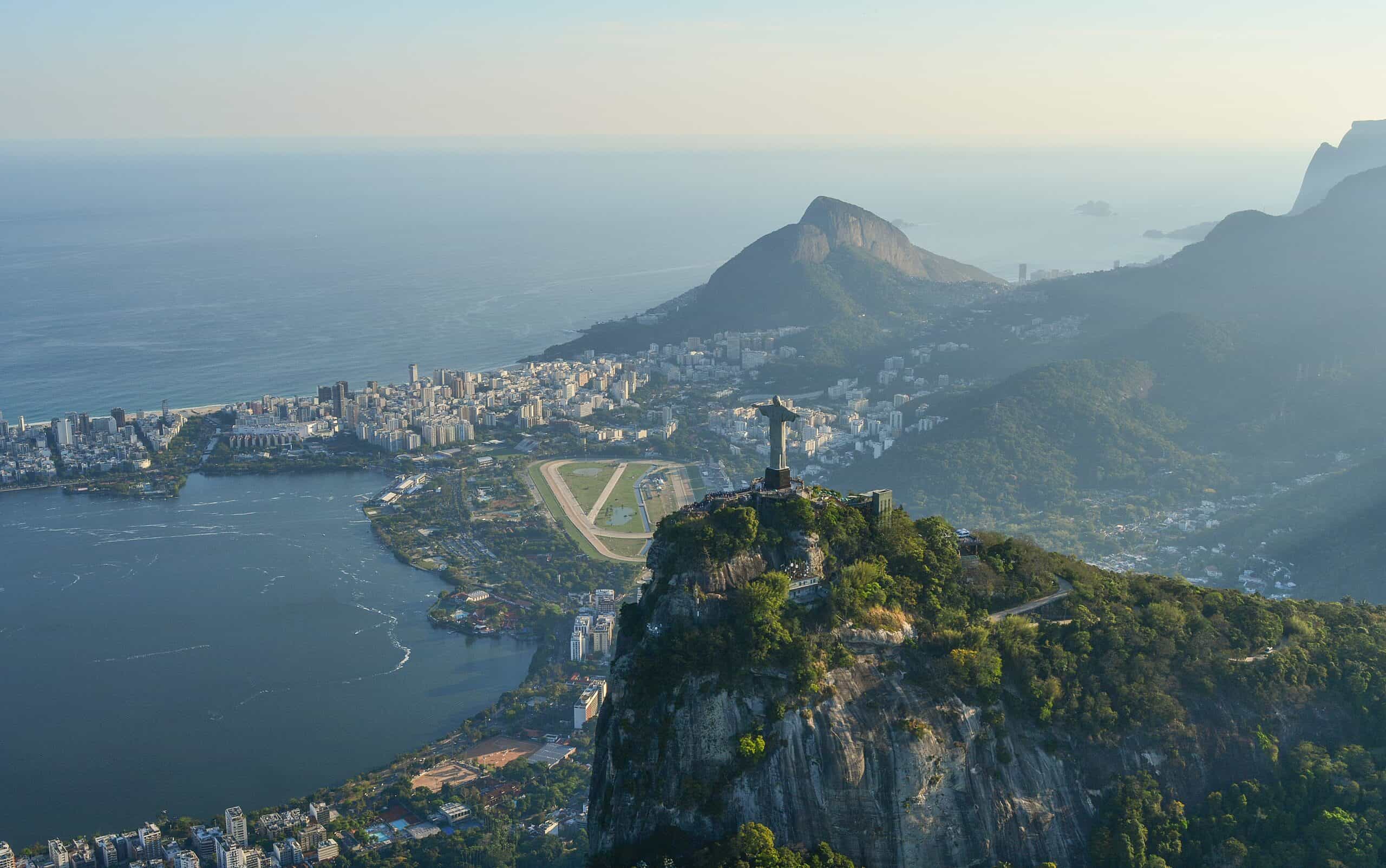 Atores, influenciadores e apresentadores de TV portugueses. Quais os seus destinos de eleição no Brasil?