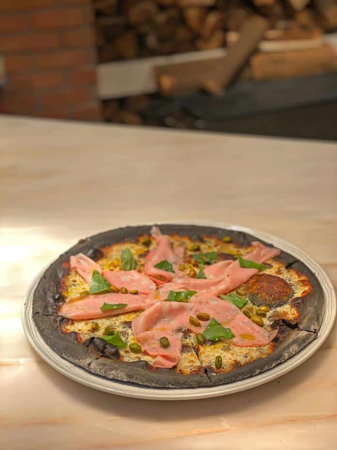 Pizza Nera Al Carbone Vegetale
