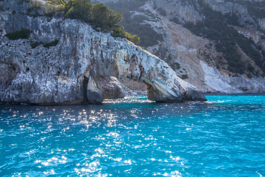 Cala-Goloritze-–-Ilha-da-Sardenha-Italia-1024x683 As 10 praias mais bonitas da Europa, para a Civitatis, e uma é portuguesa