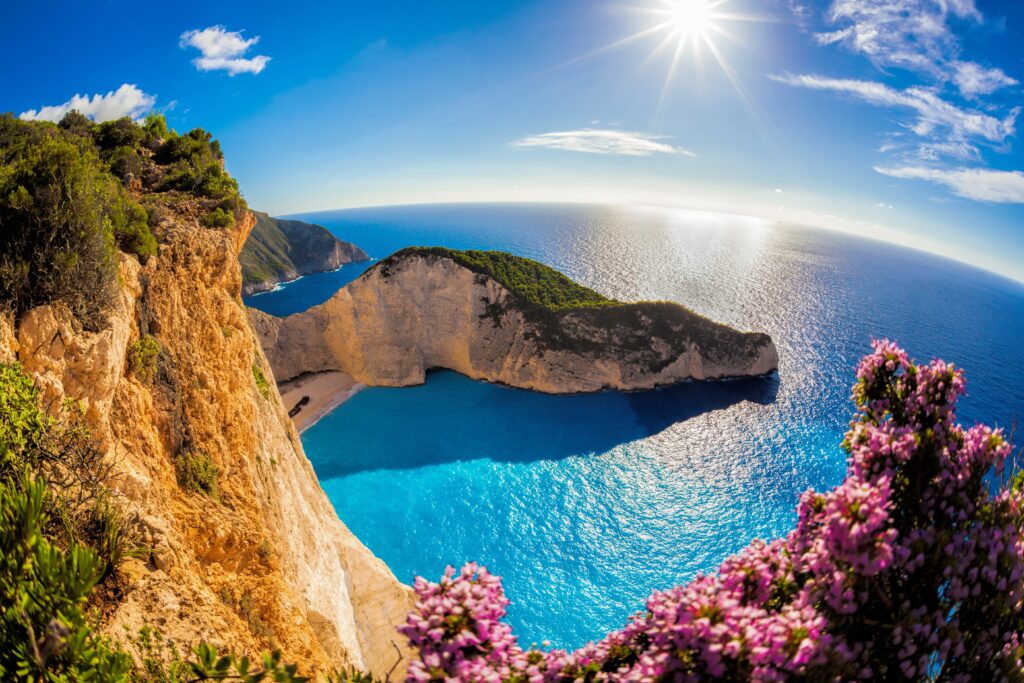 Praia-de-Navagio-–-Zakynthos-Grecia-1-1024x683 As 10 praias mais bonitas da Europa, para a Civitatis, e uma é portuguesa