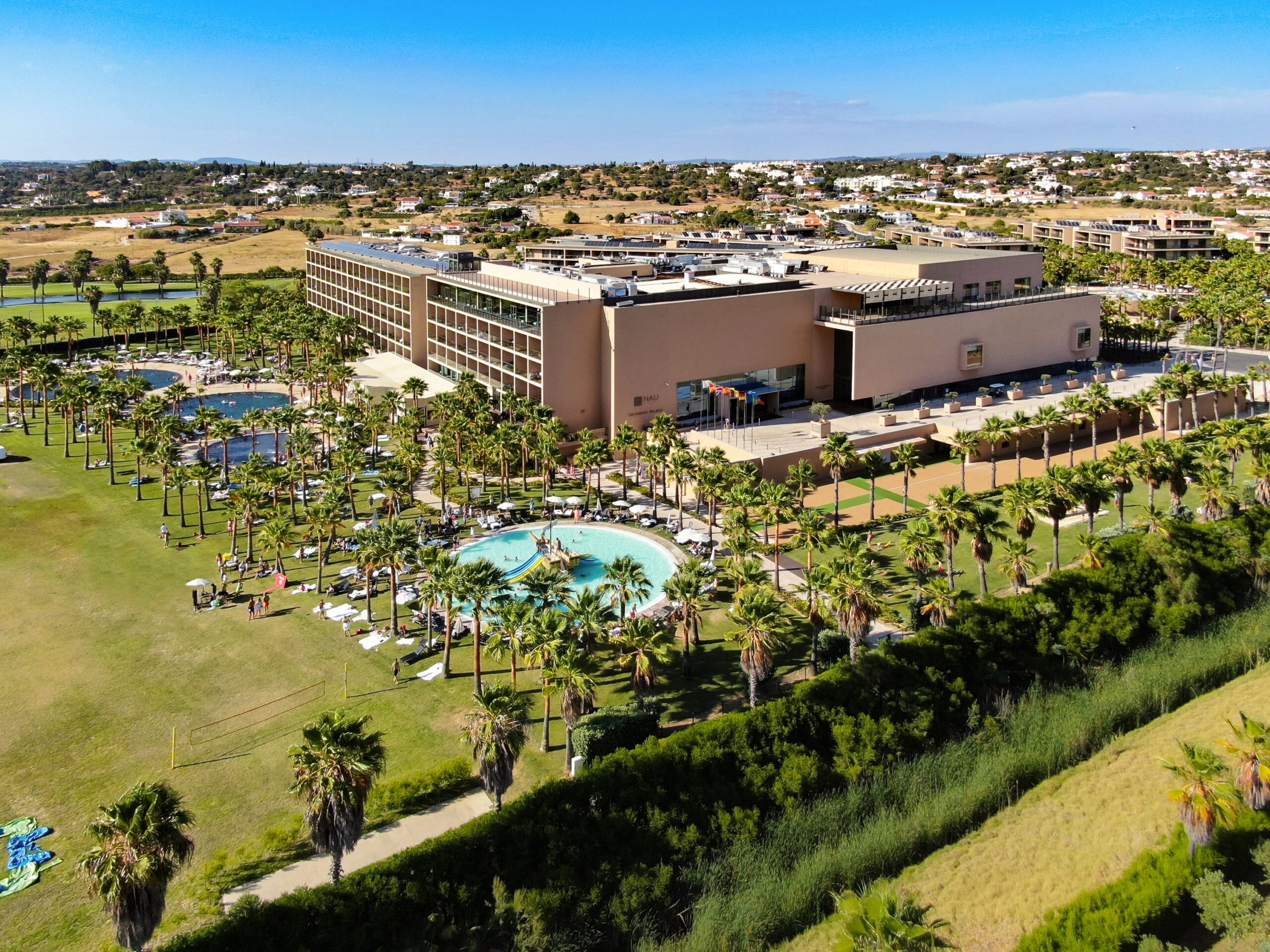 SPL_hotel-exteriors_02-scaled Visitámos o Nau Salgados Palace, no Algarve, e confirmámos: as famílias adoram este hotel