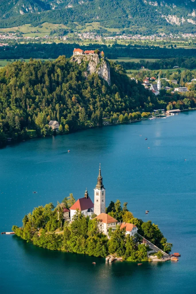 lake-bled-slovenia-gettyimages-1149043822.jpg-683x1024 Os locais mais bonitos da Europa para a Condé Nast Traveller, e um deles é português