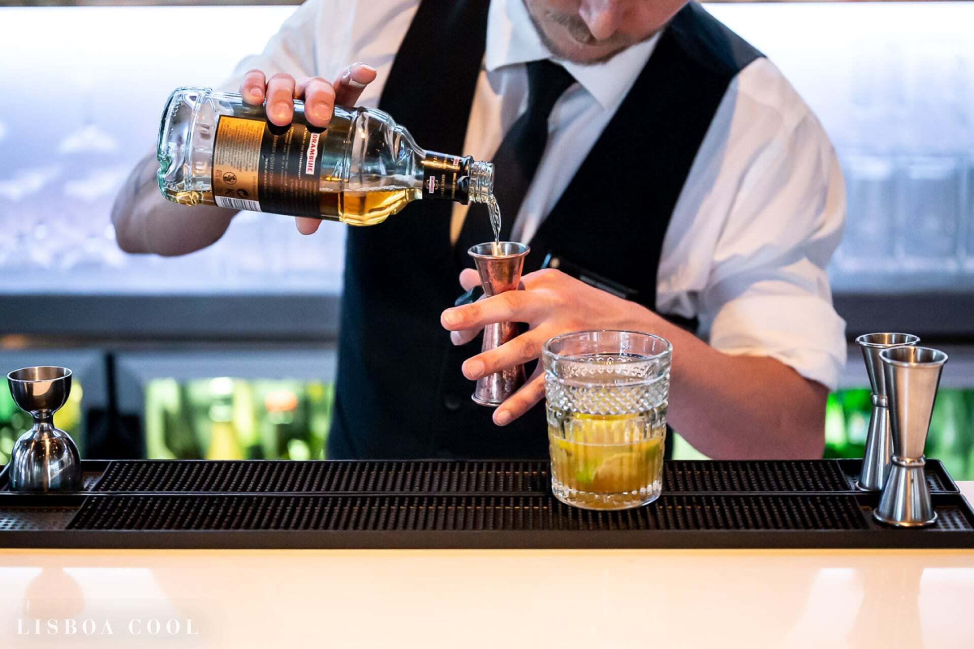 O Uptown Bar em Lisboa está a oferecer uma bebida na compra de outra até ao fim do mês