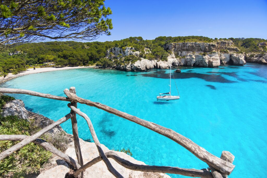 Cala-Macarella-Menorca-1024x683 10 praias e enseadas secretas na Europa para conhecer este verão