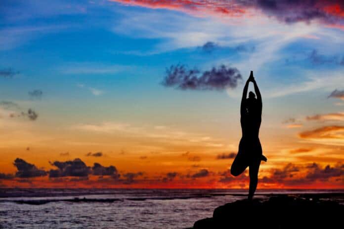 Sunset,Meditation,Silhouette.,Active,Woman,Stand,In,Yoga,Pose,On Serenity SPA vai organizar sessões de yoga ao ar livre, em noites delua cheia.