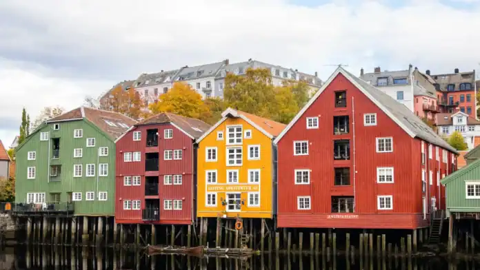 Trondheim-Maverix---Visitnorway.com.jpg Noruega aplica taxa turística para combater problemas com o número de visitantes.