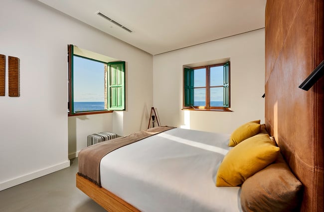 farero-suite-master-bedroom-2-window-ocean-view_resize-650x425-1 Hotel-padaria, casa na árvore e quartos em forma de bolha: 11 alojamentos singulares em Espanha
