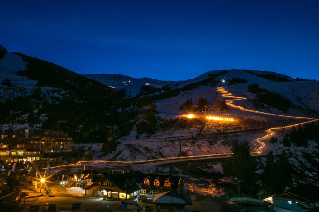 noite_em_Bariloche-1170x780-1-1024x683 8 viagens de comboio noturnas que não pode perder, com vistas para a cidade, montanha e lago