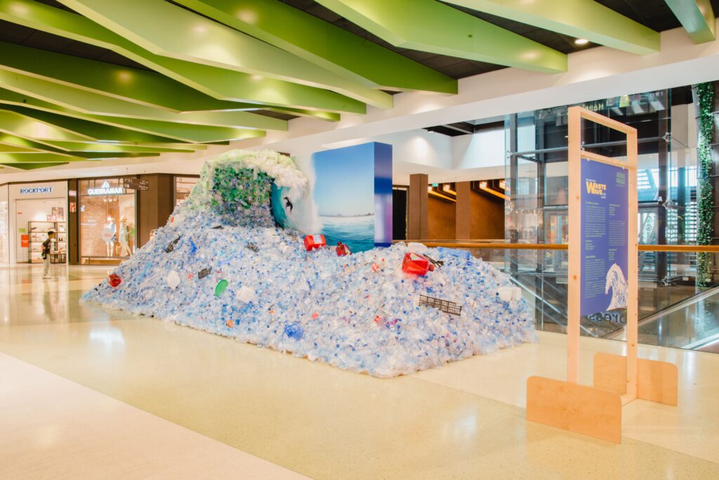 EXPOSICAO_WAVE-6-1024x683 Instalação artística "Waste Wave" traz onda de sustentabilidade ao Oeiras Parque