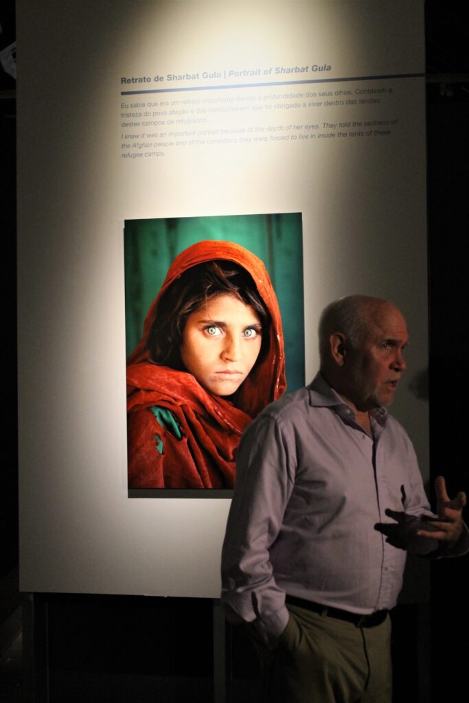 rdes_foto_mcCurry_menina-683x1024 Visitámos a exposição de Steve McCurry e confirmamos: Estão lá as fotografias mais icónicas da sua carreira