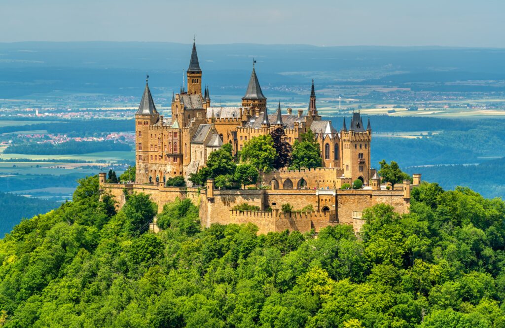 Castelo-Hohenzollern-1024x665 Cenário de batalhas e de romances: Estes são os 11 castelos mais bonitos do mundo
