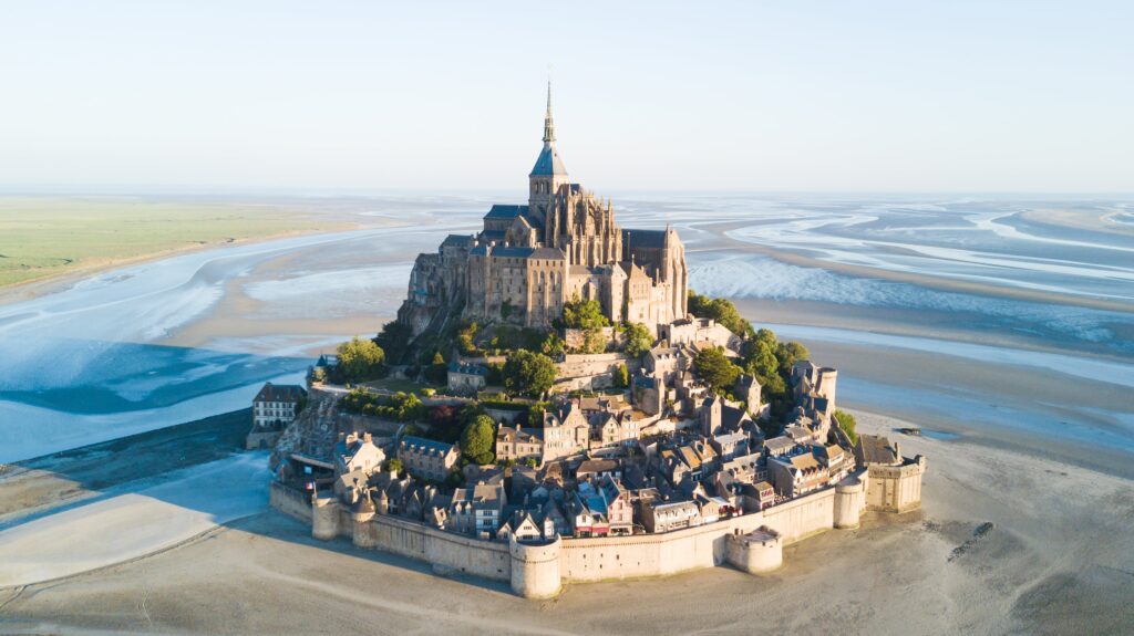 Monte-Saint-Michel-1024x575 Cenário de batalhas e de romances: Estes são os 11 castelos mais bonitos do mundo