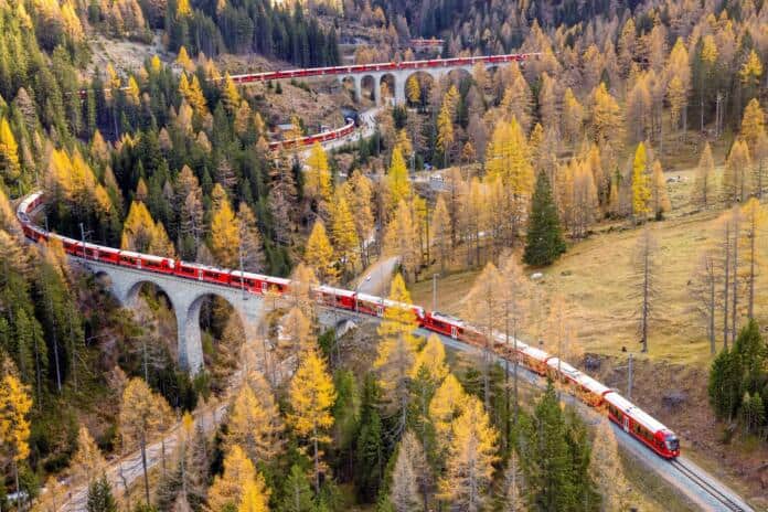 RhB-Weltrekordversuch: Flugaufnahme des laengsten Reisezuges der Welt