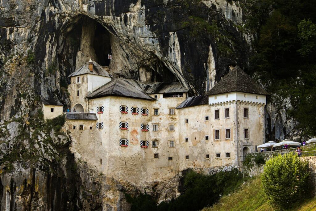 castle-g0ee57f74f_1920-1024x683 Os 9 castelos mais assombrados da Europa e os seus famosos fantasmas (um deles é português)