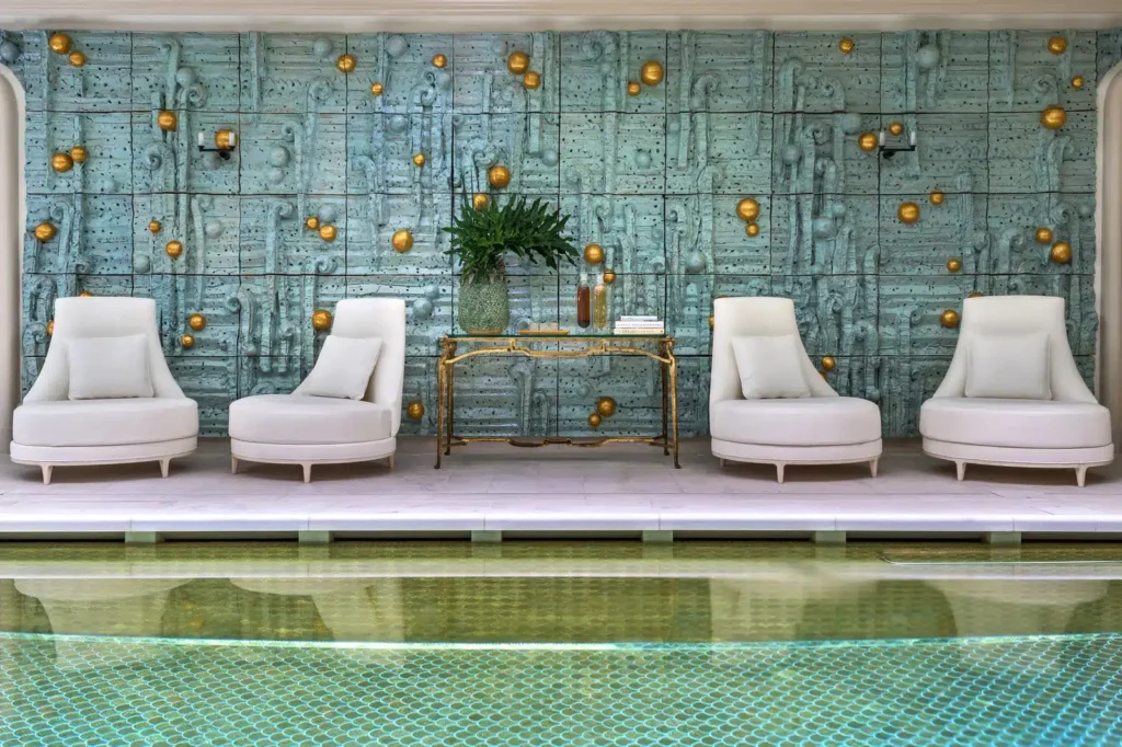 HOTEL-DE-CRILLON_2019_RWCRI_Pool-1024x682 A Condé Nast elegeu os 20 melhores hotéis e resorts da Europa (damos-lhe uma pista: há um no Alentejo)