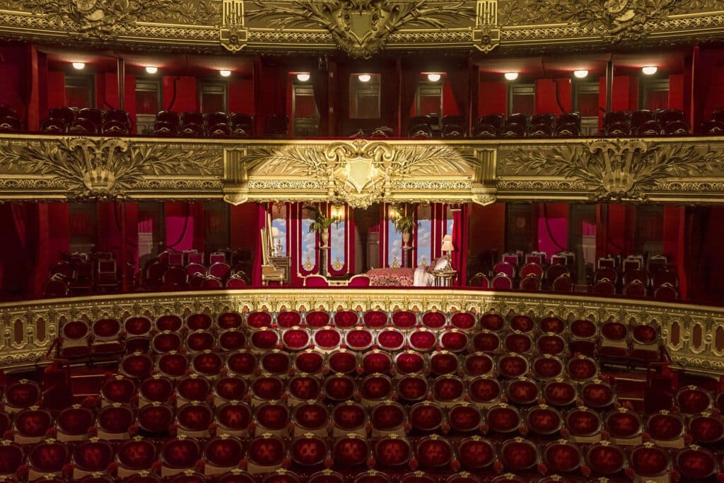 01-Opera-Airbnb-Theater-Credit-Blue-Max-Media-1024x683 Sabia que pode dormir no palco de “O Fantasma da Ópera”? O Palácio Garnier está agora no Airbnb