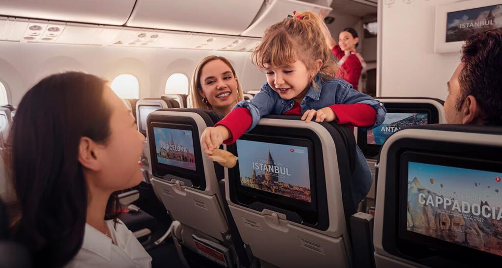 Child-passenger-sharing-his-meal-with-the-female-passenger-behind-him-in-the-THY-Economy-Class-cabin-1024x547 Estadia gratuita em Istambul: A nossa experiência com o Stay&Over da Turkish Airlines
