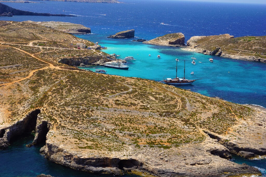 Blue-Lagoon-Aerial-View-12-1024x683 Locais em Malta para respirar a natureza, incluíndo reservas naturais, praias, grutas e duas ilhas