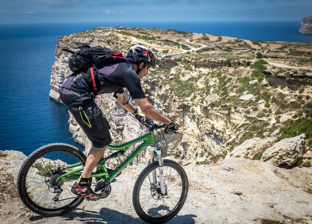 bike-riding-on-coast-1024x735 Locais em Malta para respirar a natureza, incluíndo reservas naturais, praias, grutas e duas ilhas