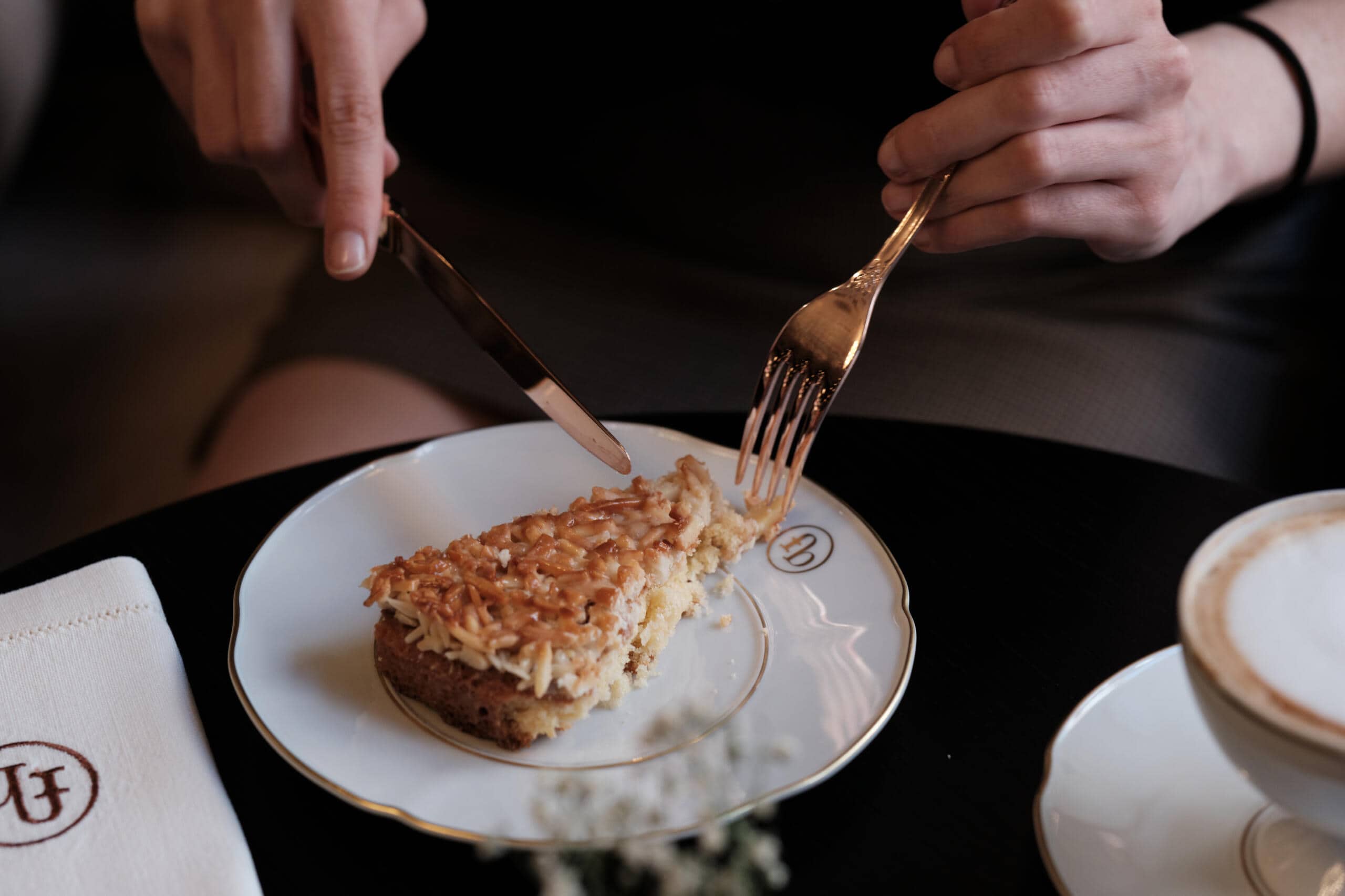 Chá das cinco ou almoço tardio? Há mais motivos para conhecer a Florbela Pâtisserie, no Porto