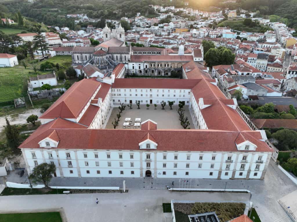Fachada principal do Montebelo Mosteiro de Alcobaça Historic Hotel