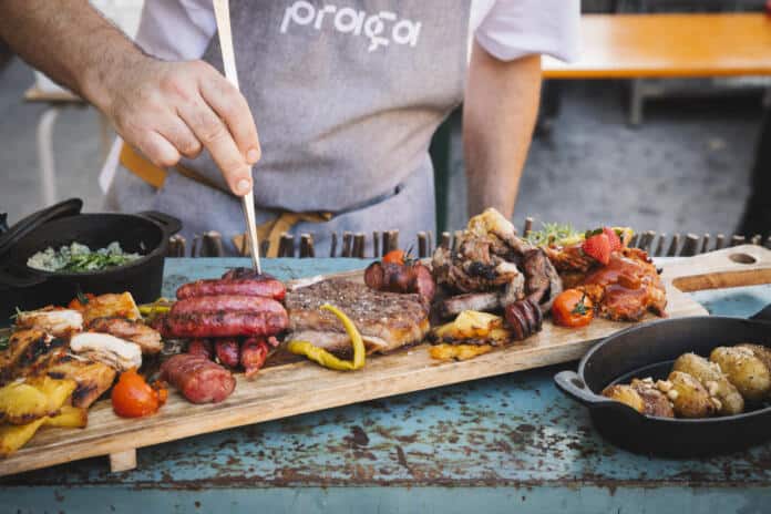 Churrasco Praça Beato (1) A partir das 18h, há churrasco na Praça, no Beato, de quarta-feira a sábado.